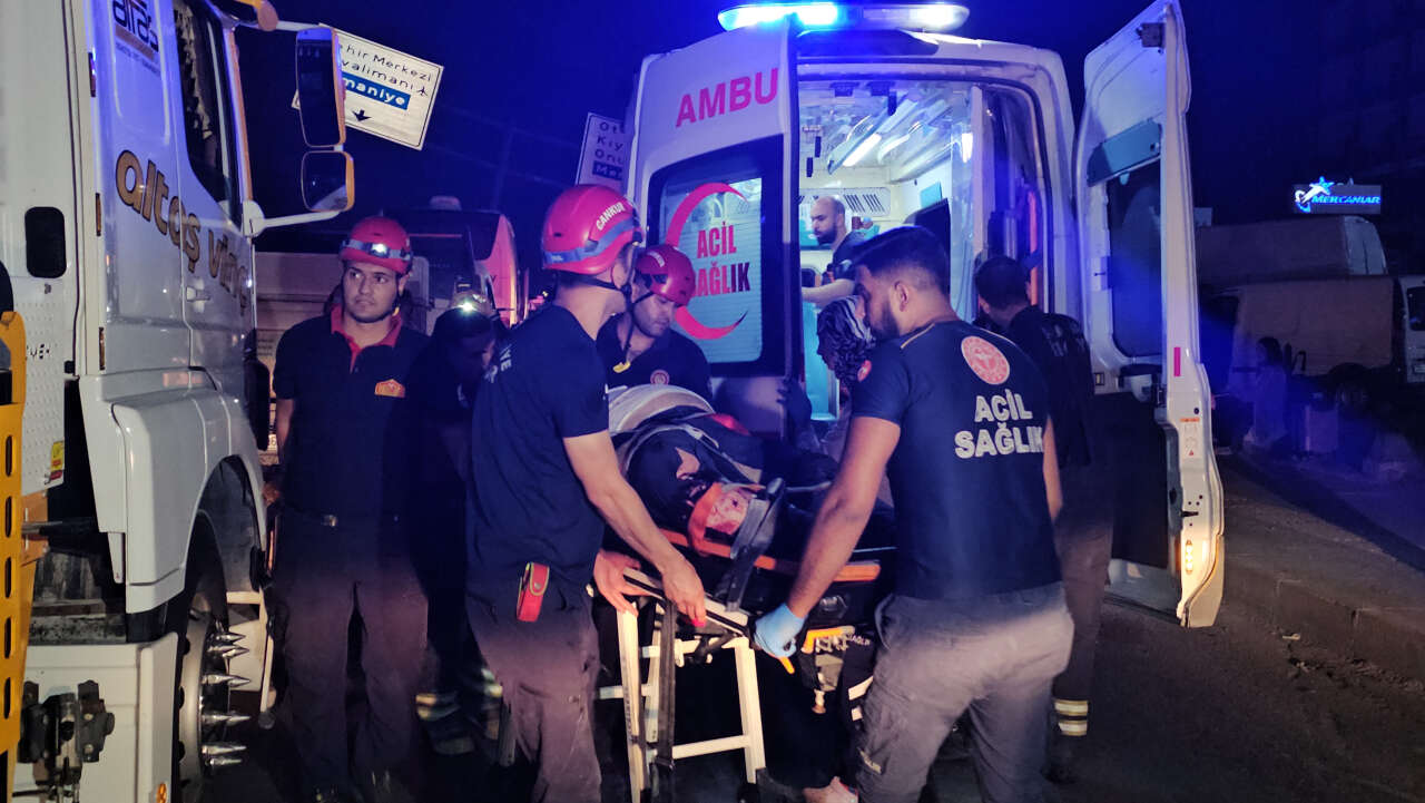 Yolcu otobüsü direğe saplandı! 11 yaralı var 9